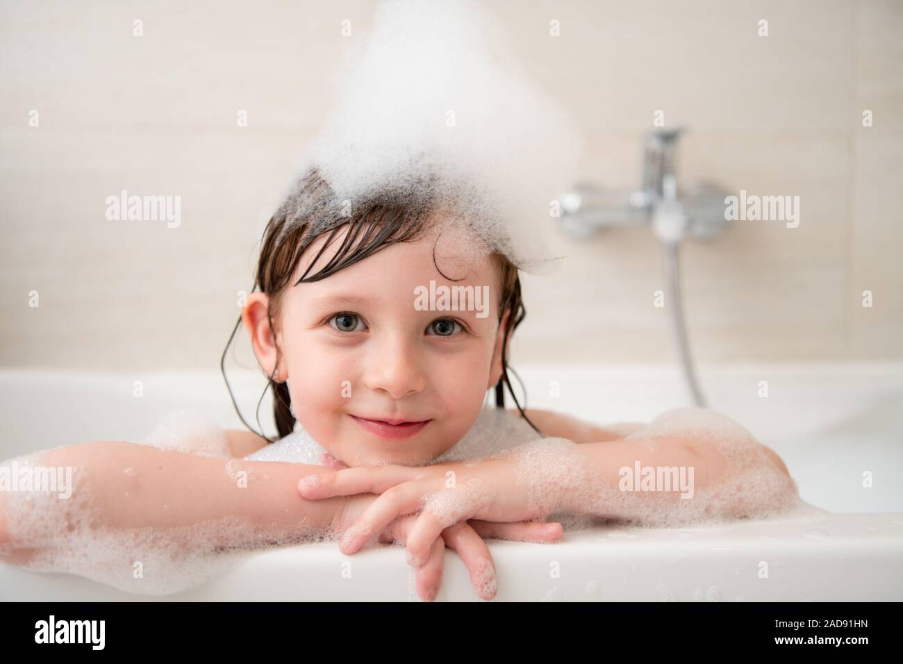 Kleines Mädchen In Der Badewanne Mit Schaum Stockfotografie Alamy