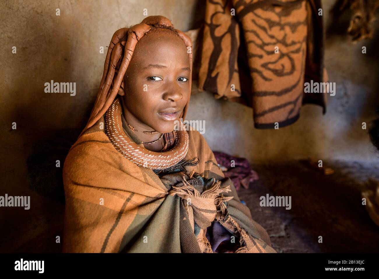 Mädchen Aus Dem Stamm Der Himba In Kaokoland Namibia Afrika Stockfotografie Alamy 1845