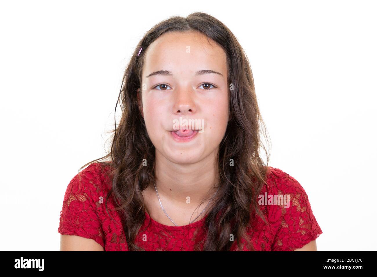 Süßes Mädchen Das Ein Lustiges Gesicht Mit Hervorstitzender Zunge Macht Stockfotografie Alamy 