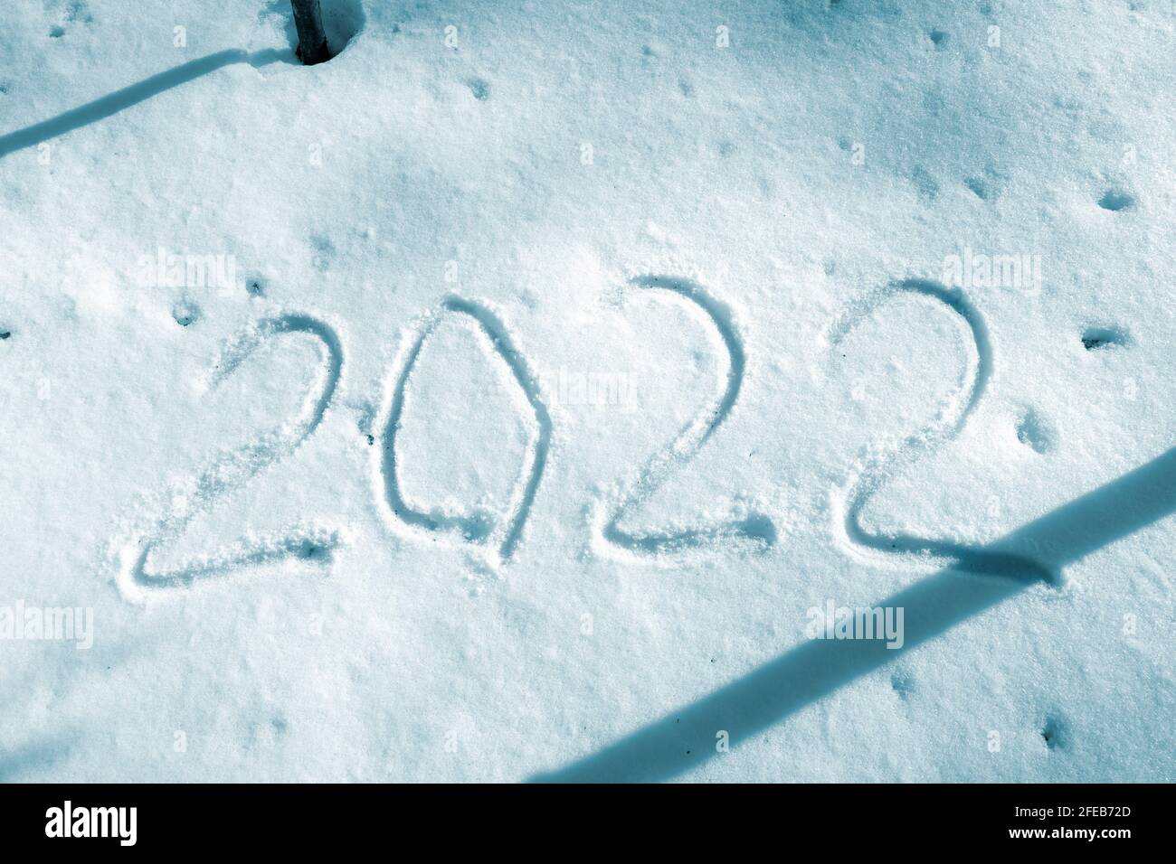 2022 Schnee An Weihnachten Zahlen 2022 im Schnee. NeujahrKonzept. Blau getönt Stockfotografie Alamy