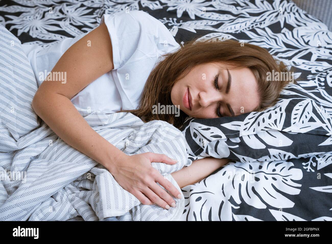 Schöne Junge Brünette Frau Wacht Morgens Auf Während Sie In Einem