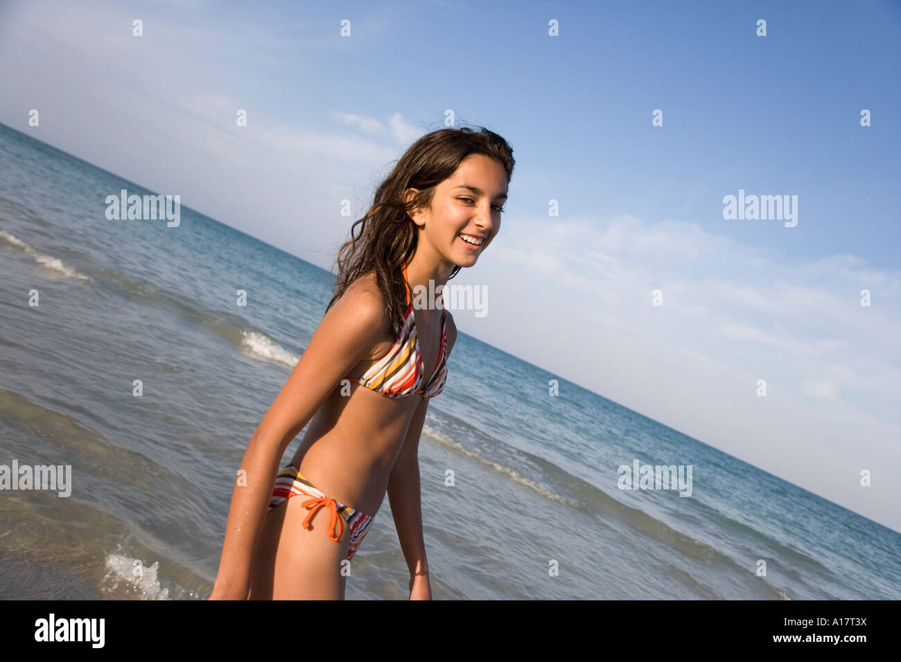 Teenager Mädchen Mit Bikini Am Strand Zu Fuß Stockfotografie Alamy 