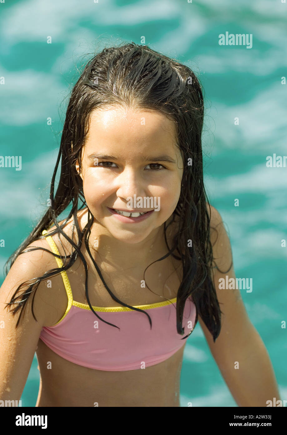 Mädchen Im Badeanzug Wasser Im Hintergrund Porträt Stockfotografie Alamy 6683