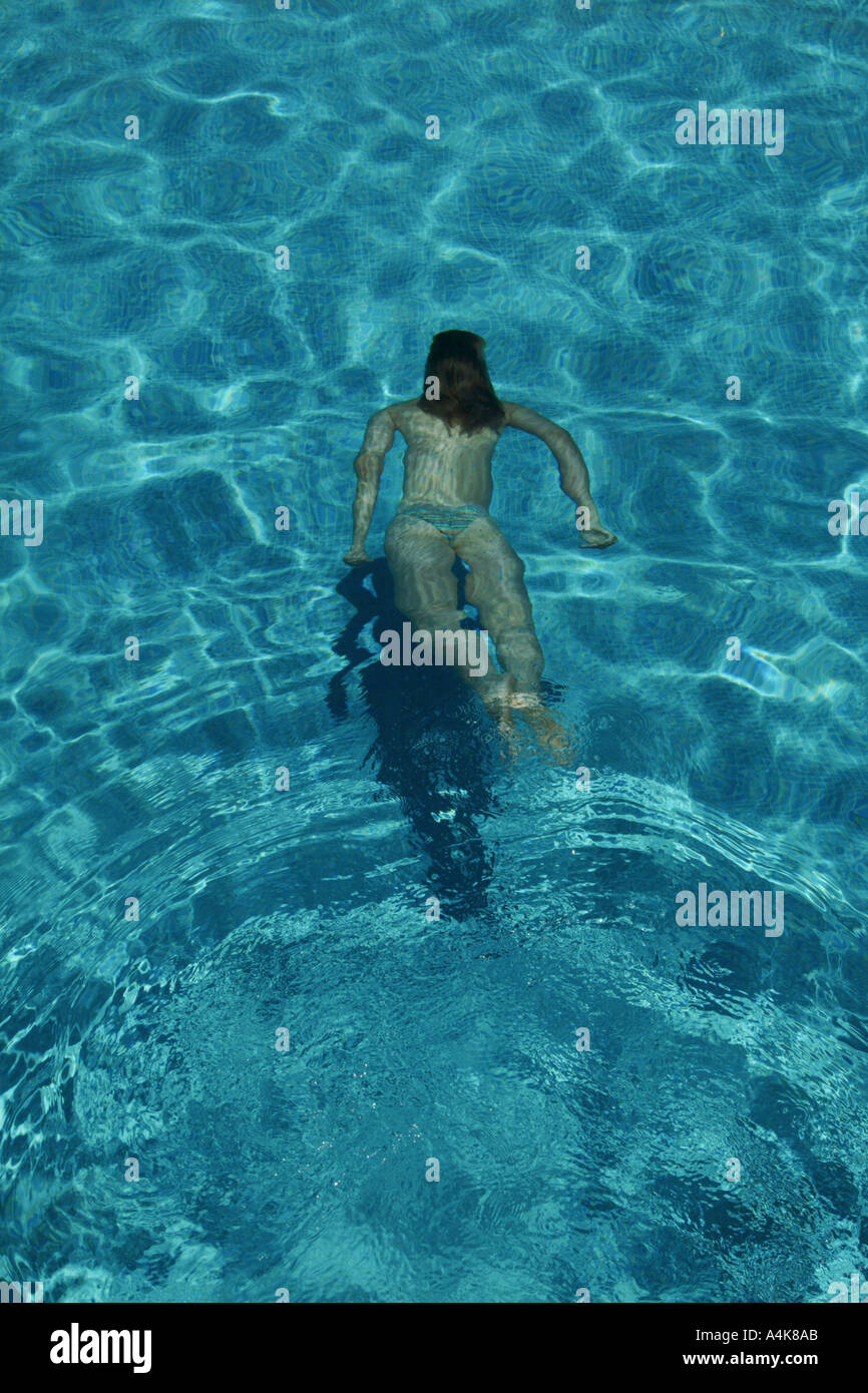 Frau Im Bikini Schwimmen Unter Wasser In Einem Pool Stockfotografie Alamy 