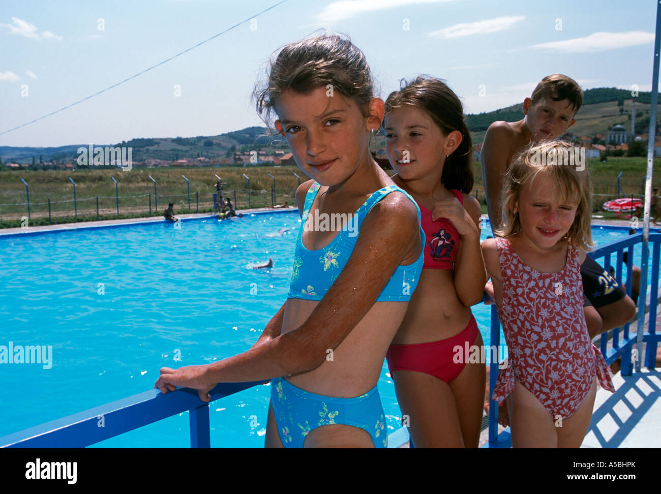 Kinder Genießen Einen Sonnigen Tag Im Freibad Im Kosovo Stockfotografie Alamy 