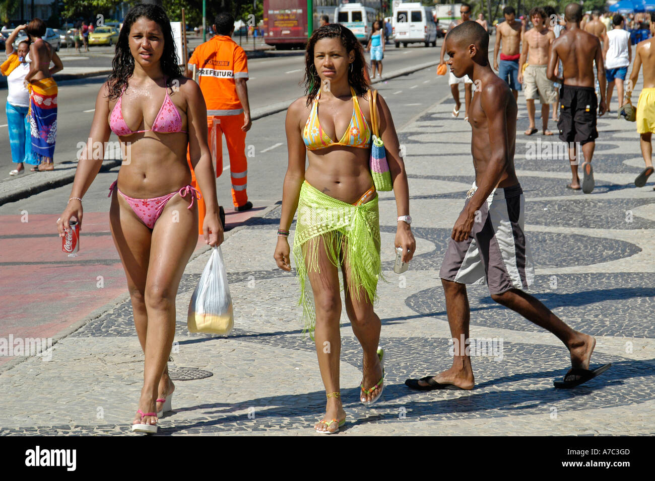 Bikini Girls Der Copacabana Rio De Janeiro Stockfotografie Alamy