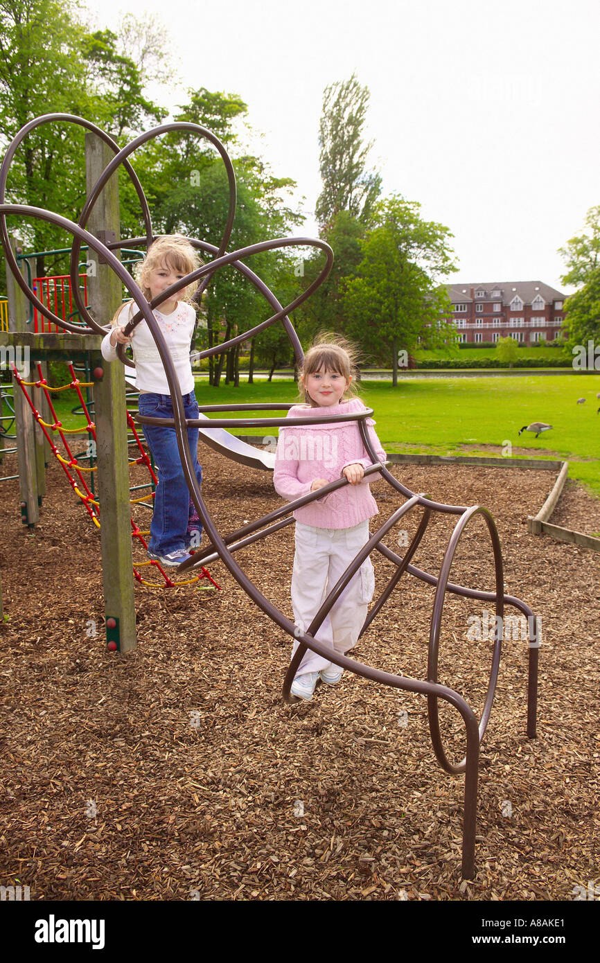 Zwei Junge Mädchen Spielen Auf Klettergerüst Rowntree Park York Uk Stockfotografie Alamy 