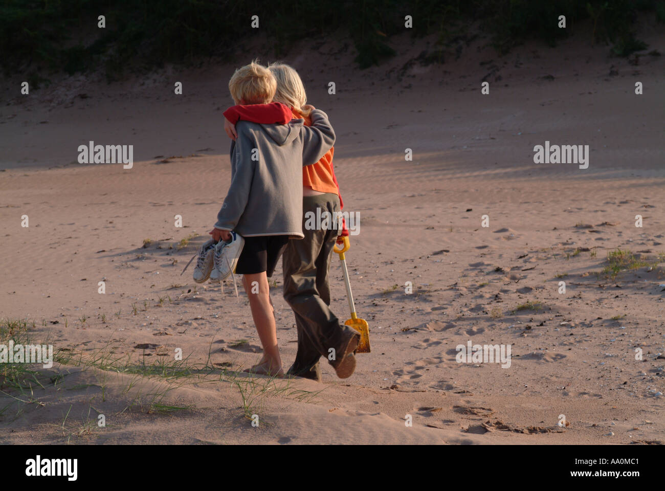 Zwei Kinder Gehen Mit Arme Umeinander Und Wandern Am Strand Stockfotografie Alamy 