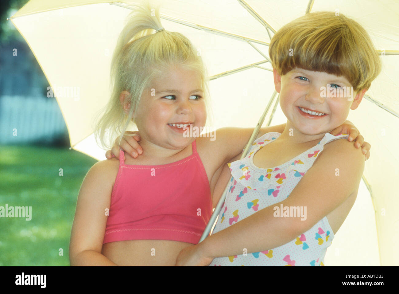 Zwei Junge Mädchen In Badeanzügen Stehen Unter Dach Stockfotografie Alamy 