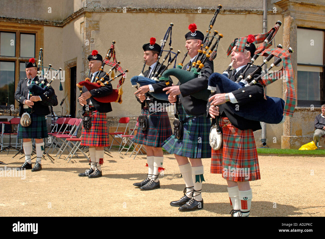 Schottischen Dudelsack Band auf einem Musikfestival in den Highlands