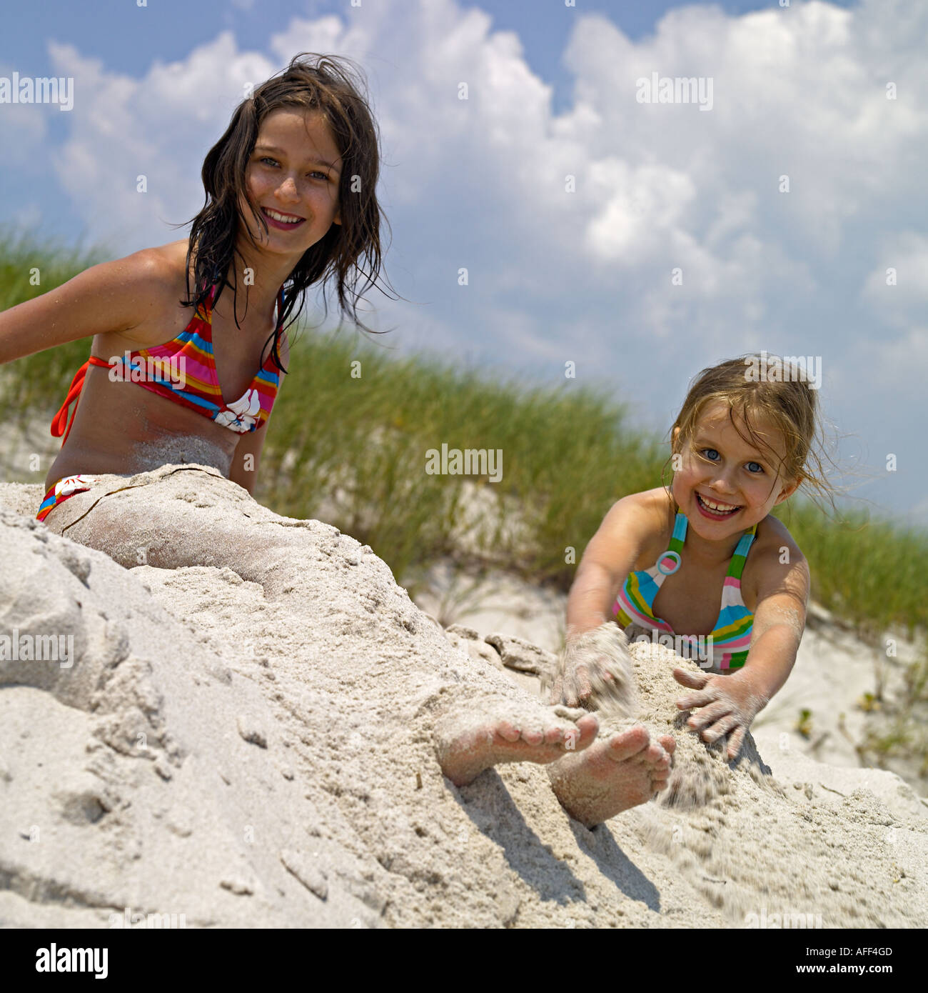 Zwei Mädchen 11 Und 7 Jahre Spielen Im Sand Am Strand Stockfotografie Alamy 1253