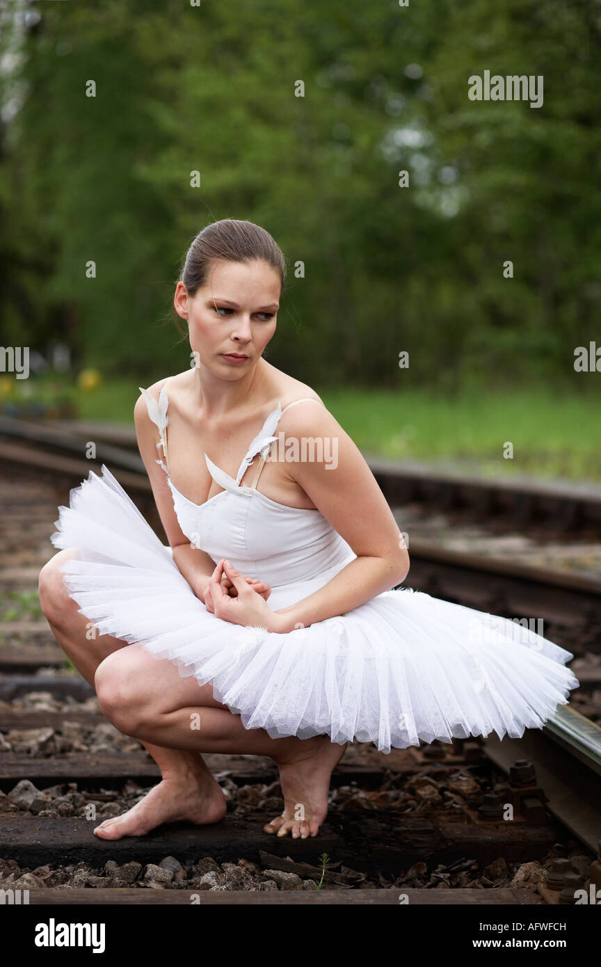 Balletdancer Sitzen Auf Schienen Stockfotografie Alamy