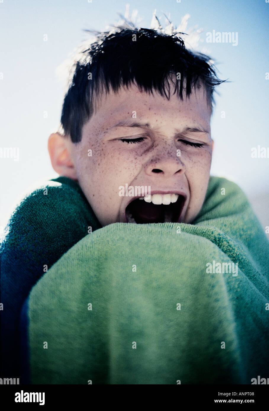 Kleiner Junge In Ein Handtuch Gewickelt Und Zittern Stockfotografie Alamy