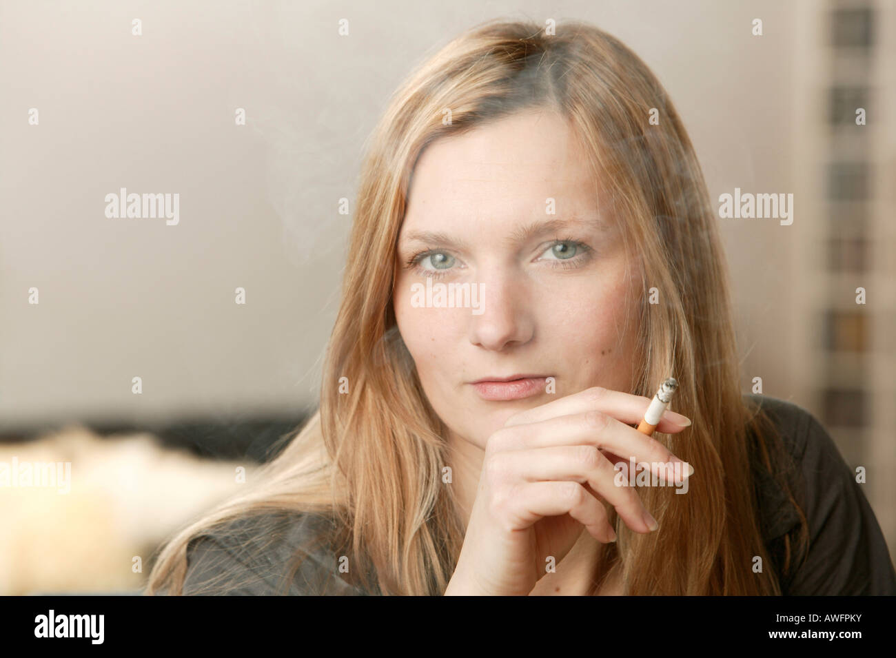 Junge Blonde Frau Raucht Eine Zigarette Rauchen Dunst Stockfotografie Alamy 7438