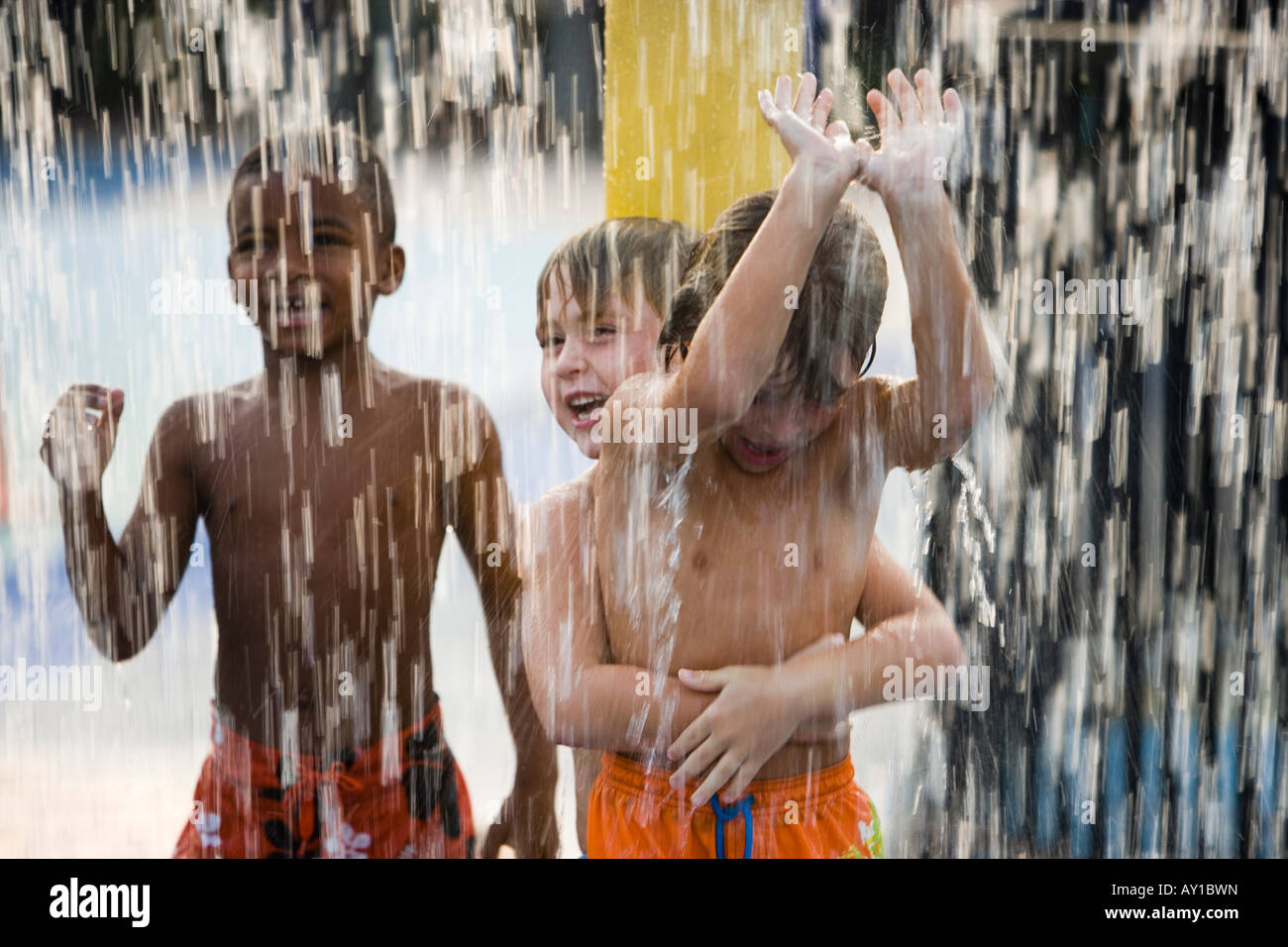 Jungs Stehen Zusammen Unter Der Dusche Stockfotografie Alamy 