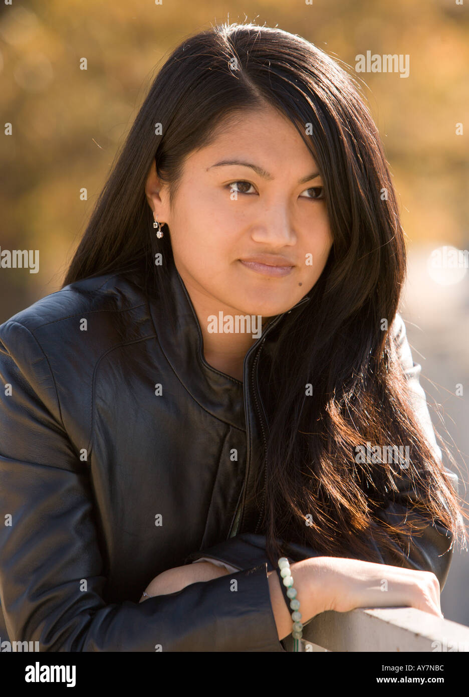 Asiatin Mit Langen Haaren Tragen Schwarze Lederjacke Stockfotografie Alamy 