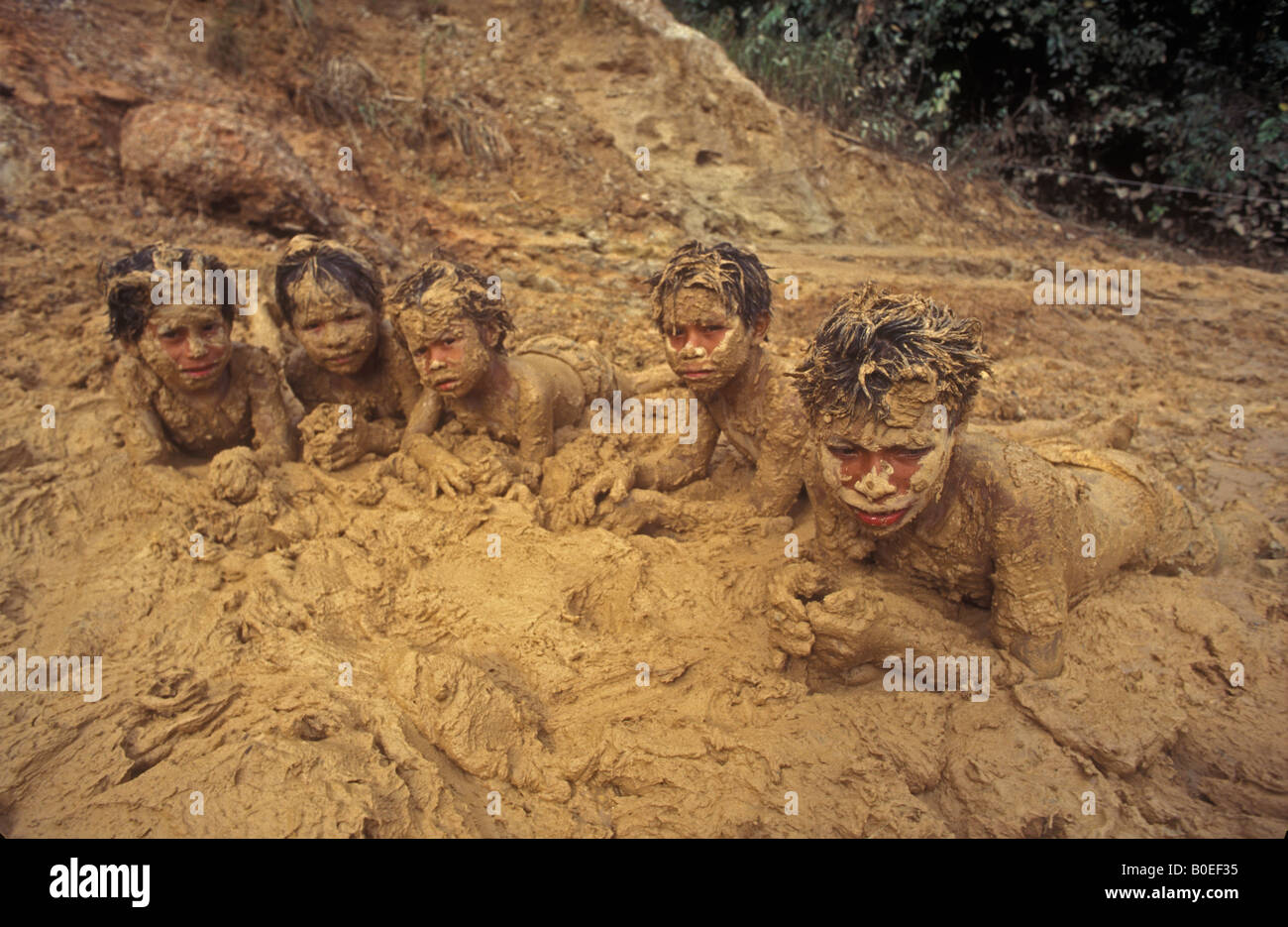 Mayoruna Indische Kinder Im Schlamm Tropischer Regenwald Amazonas 3360