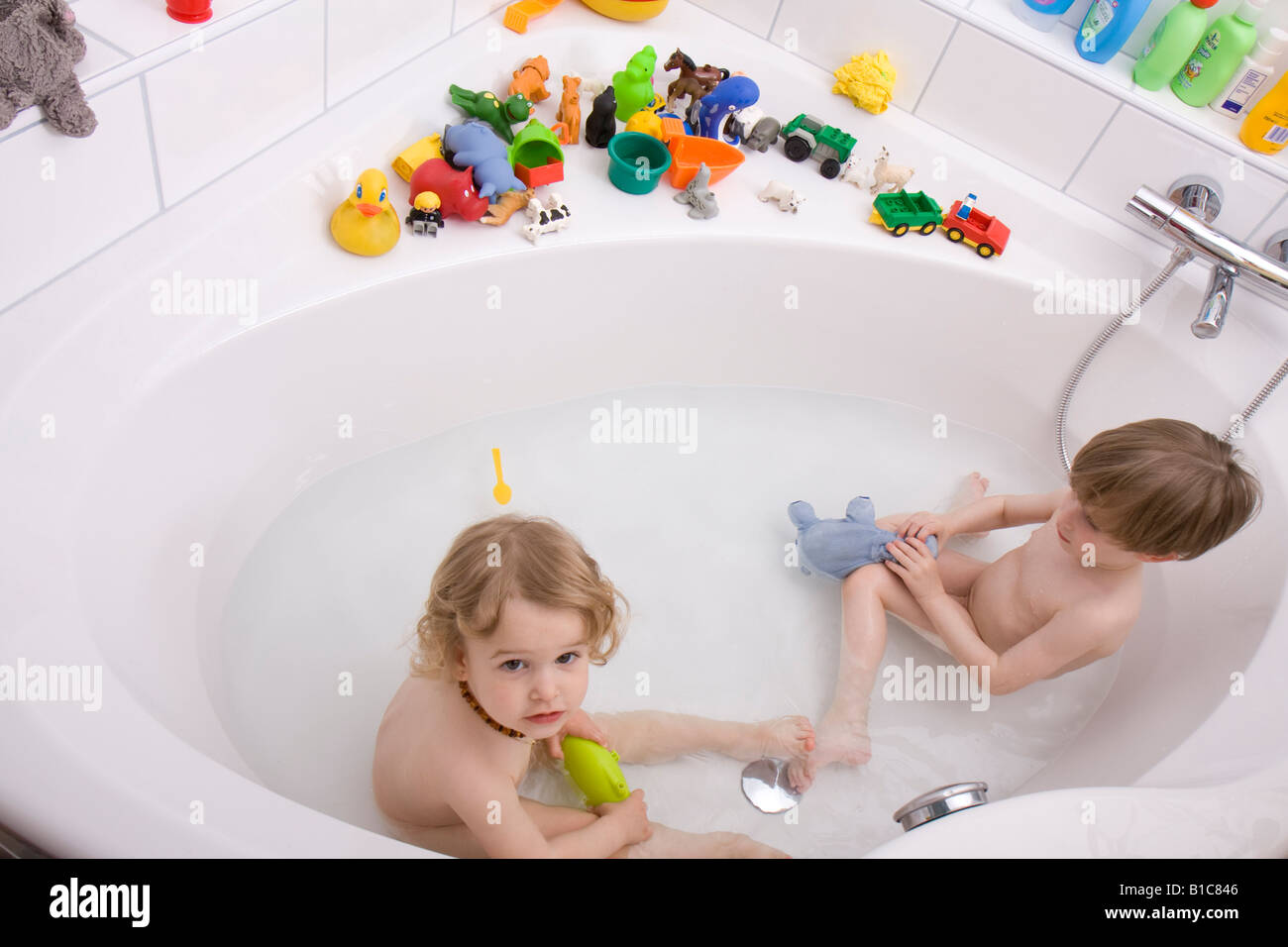 Kleine Kinder Spielen In Der Badewanne Stockfotografie Alamy