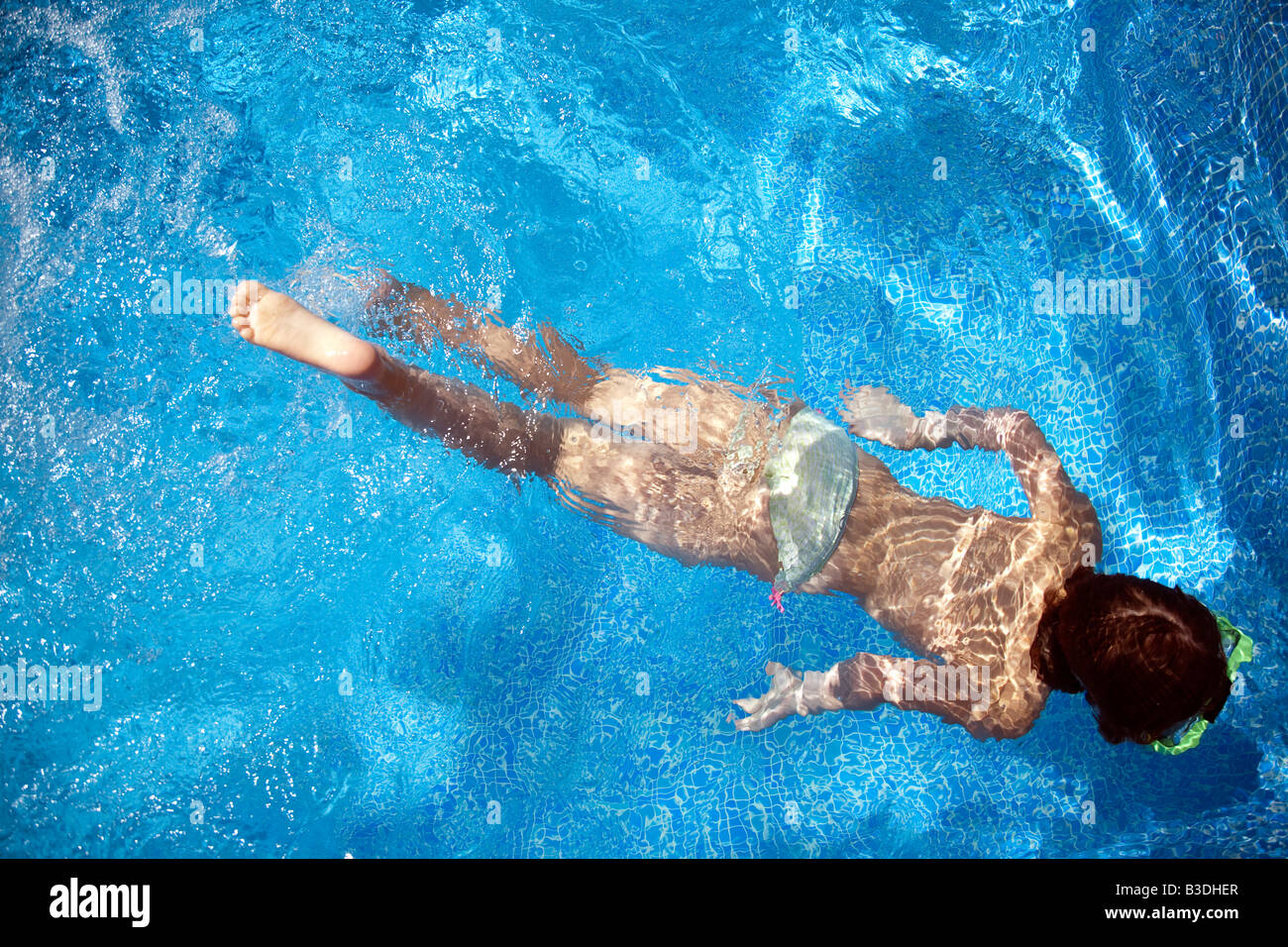 Kleines Mädchen Schwimmen Unter Wasser Auf Ein Schwimmbad