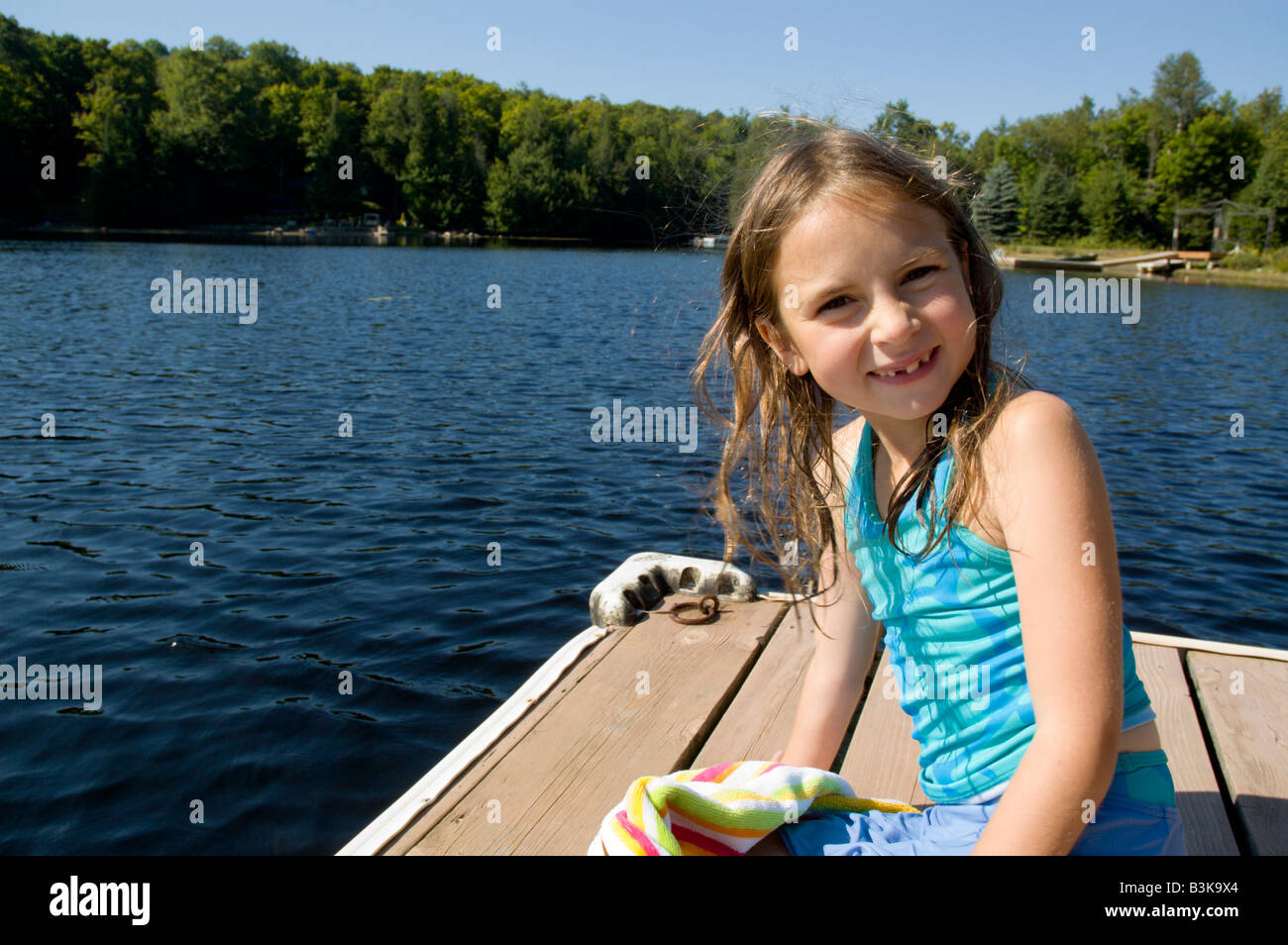 Junges Mädchen Sitzt Auf Dem Dock Nach Dem Schwimmen Stockfotografie Alamy 