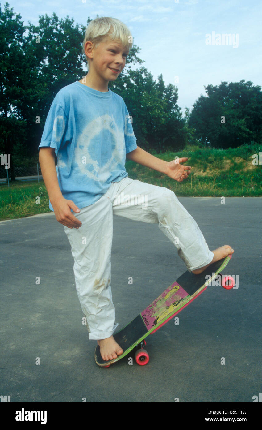 Barfuß Junge Auf Einem Skateboard Stockfotografie Alamy