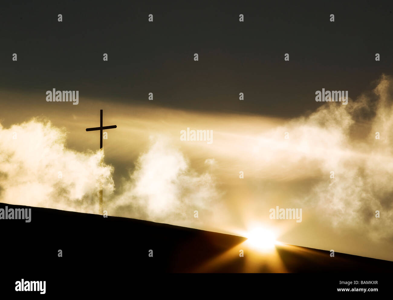 Das Kreuz Auf Einem Hügel Mit Dem Sonnenaufgang Stockfotografie Alamy