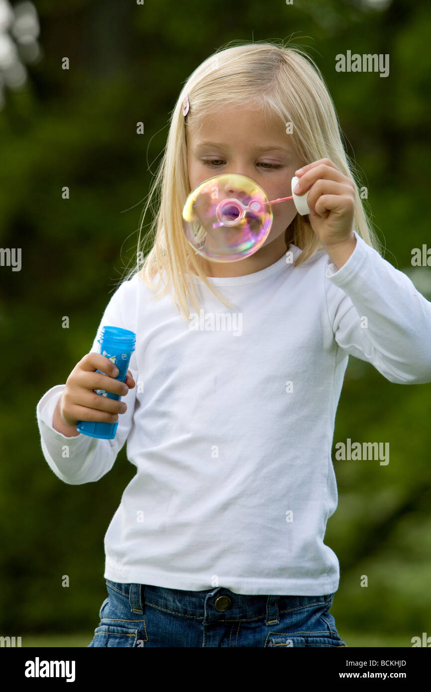 Niedliche Vier Jahre Alten Mädchen Bläst Eine Große Seifenblase Stockfotografie Alamy 