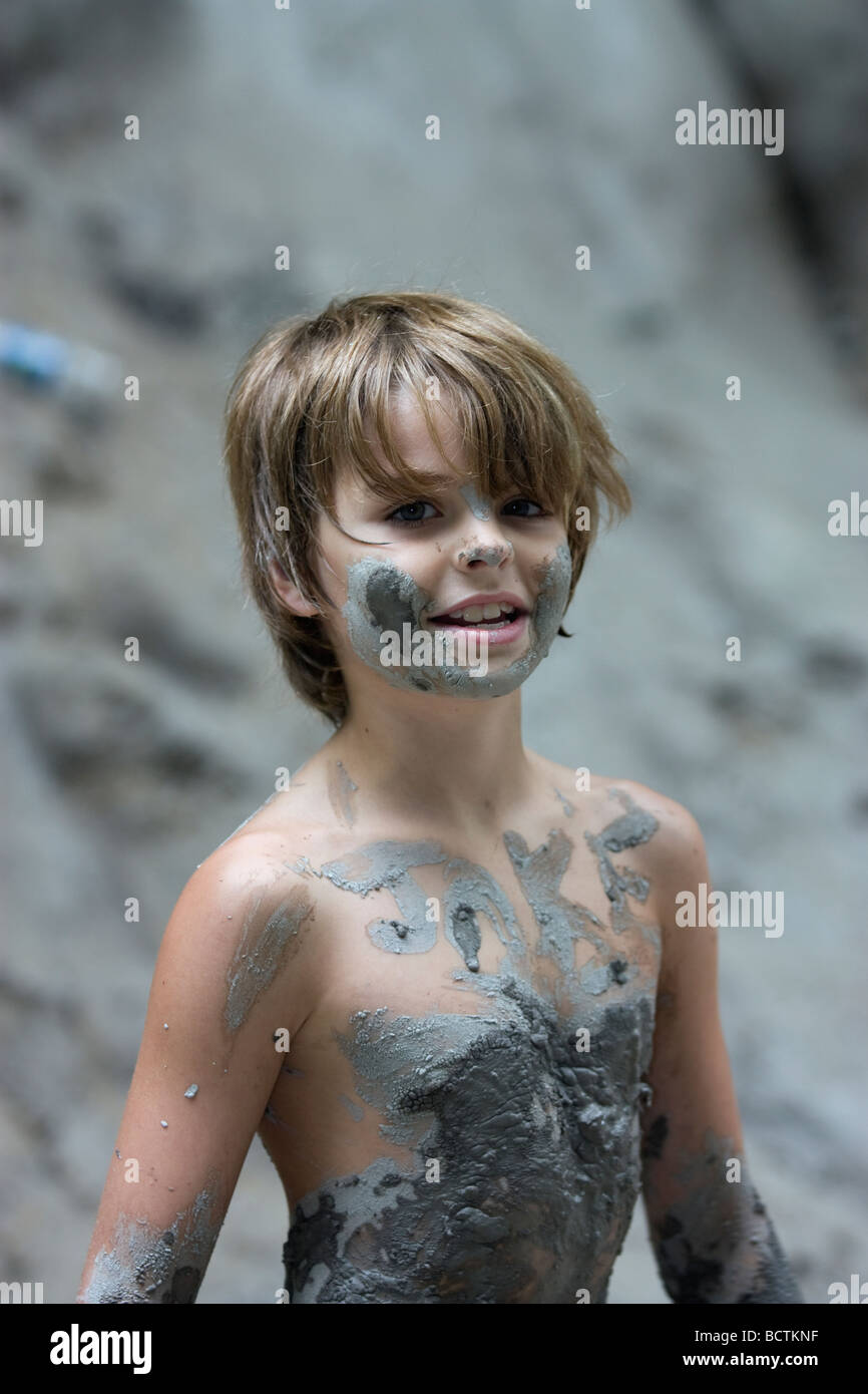 Kleiner Junge Bedeckt Mit Schlamm Stockfotografie Alamy 7577