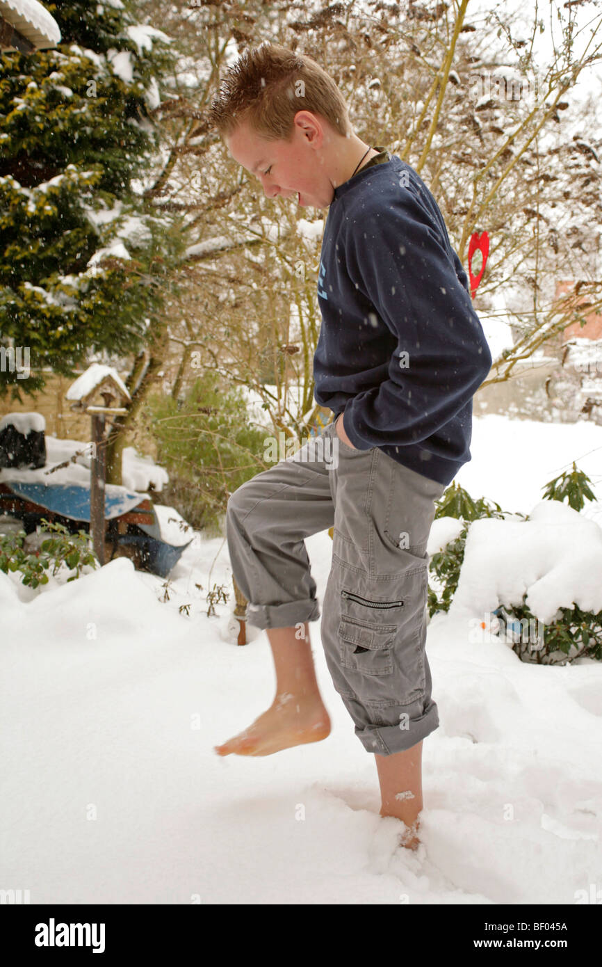 Teenager Jungen Barfuß Durch Schnee Stockfotografie Alamy