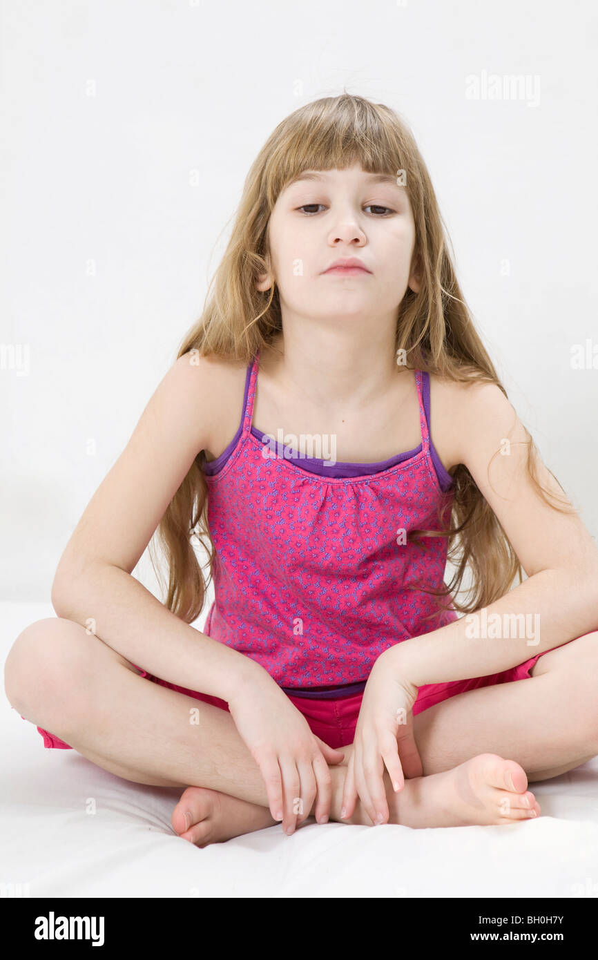 Kleine Süße Mädchen Beim Yoga Stockfotografie Alamy 