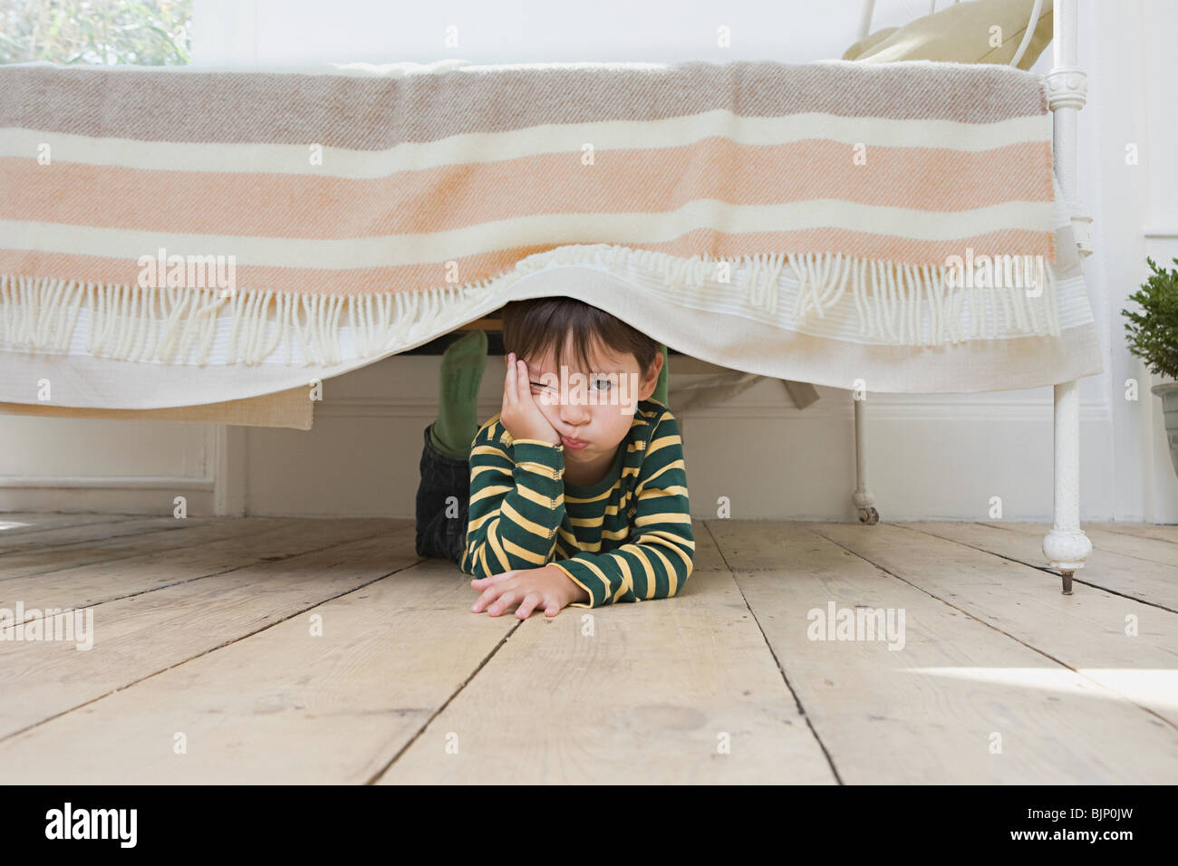 Junge Versteckt Unter Dem Bett Stockfotografie Alamy 