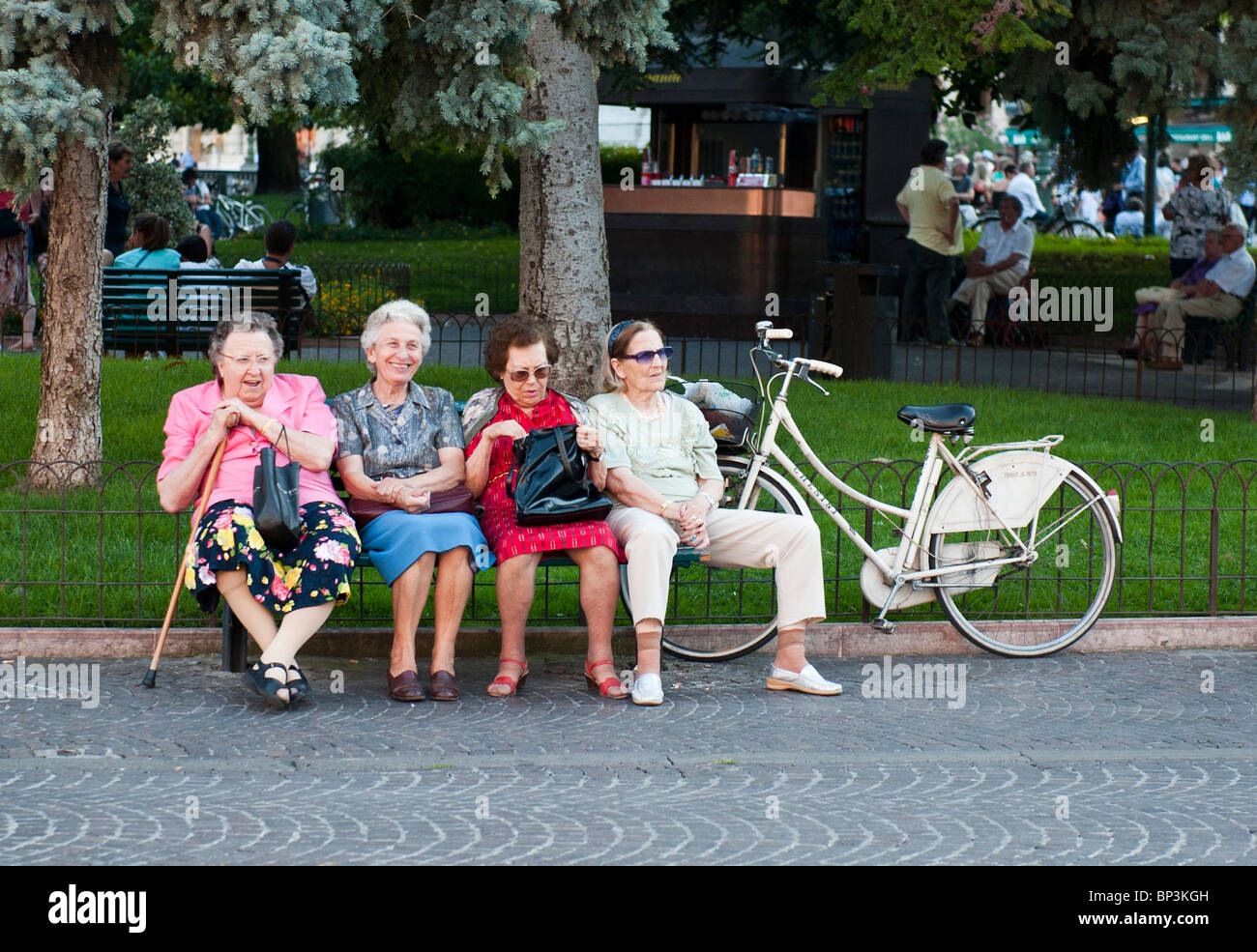 Vier ältere Frauen Sitzen Auf Einer Bank In Einem Park Stockfotografie Alamy 