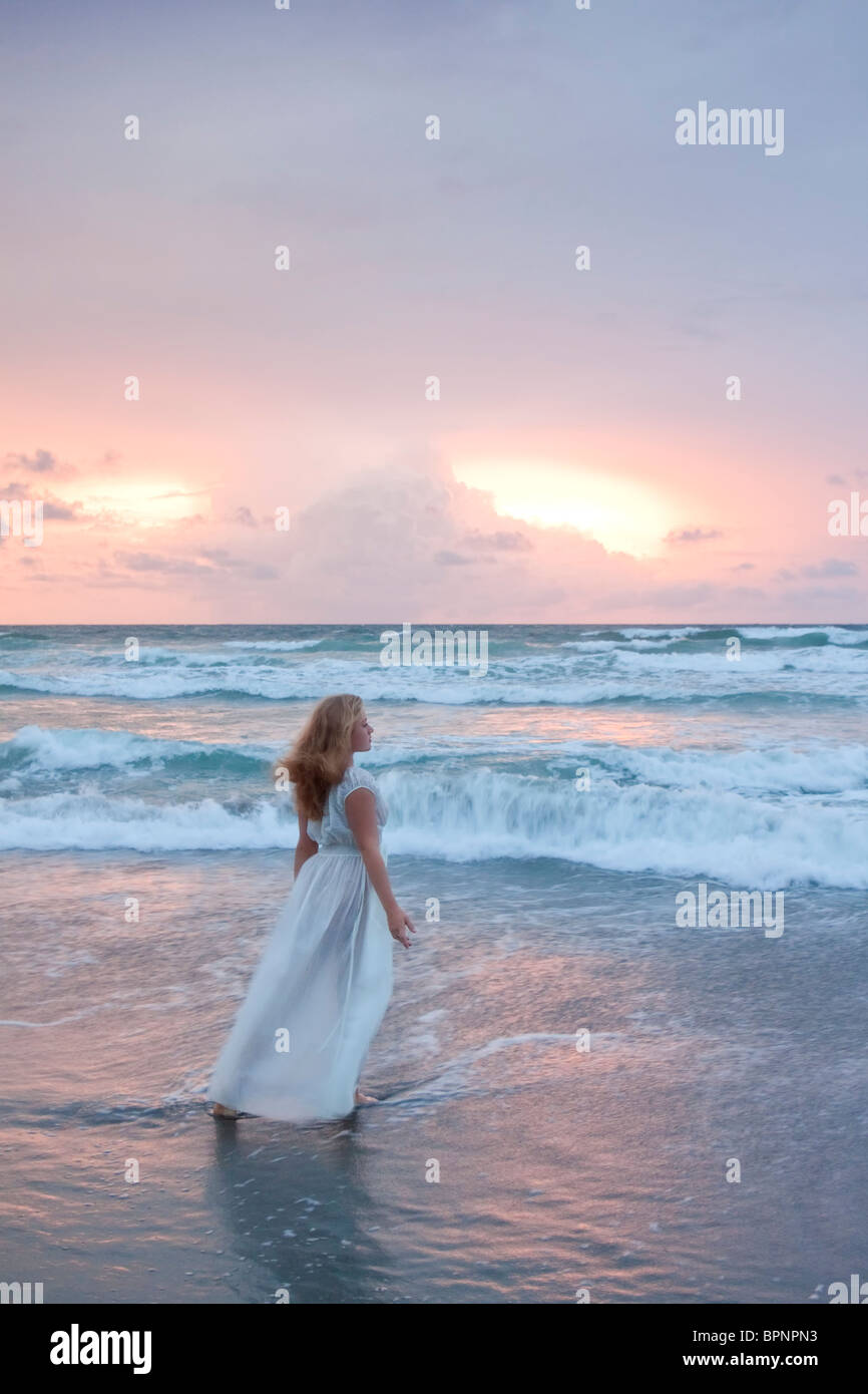 Frau Im Kleid Stehen Am Meer Stockfotografie Alamy 