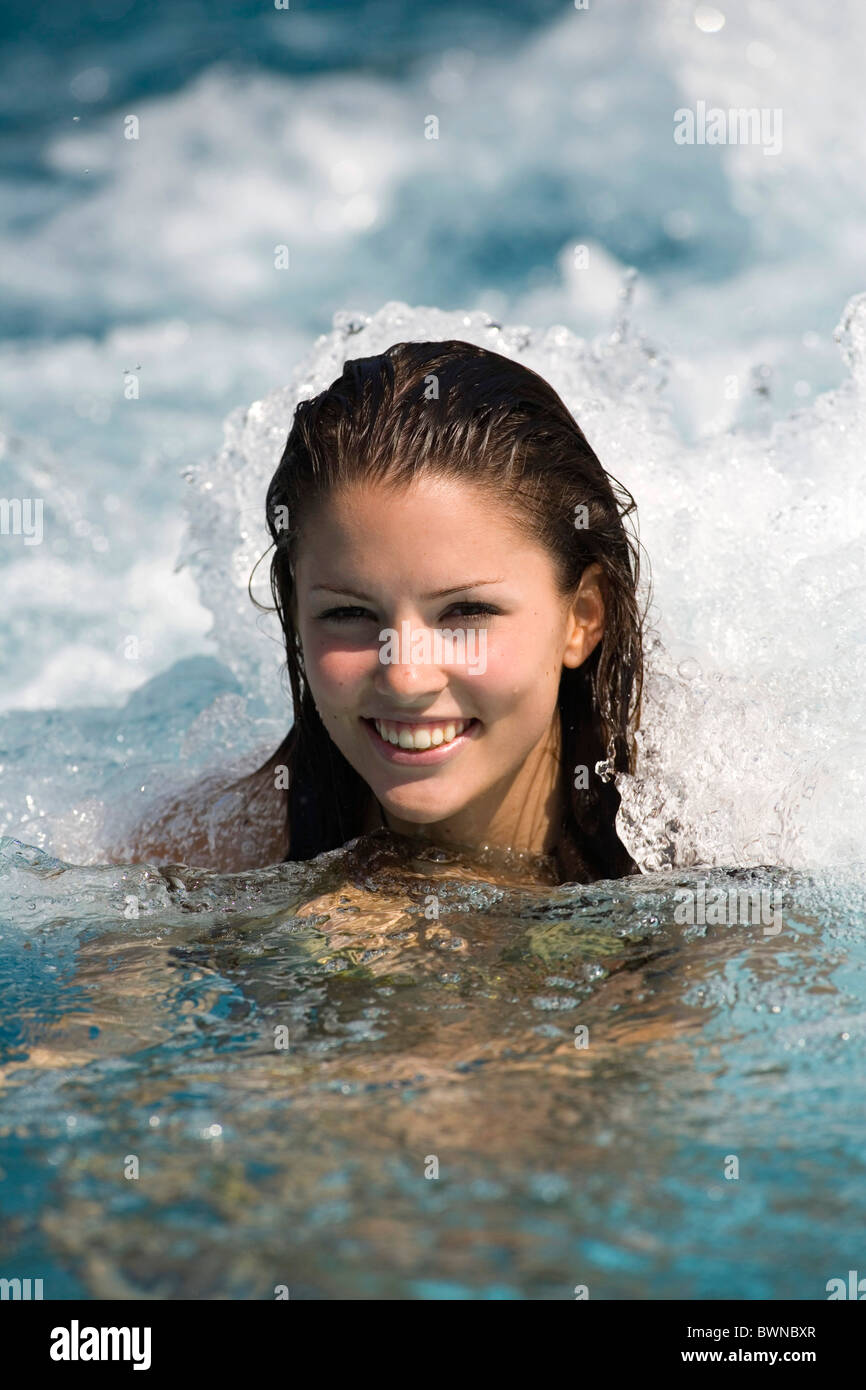 Mädchen Goldenen Bikini Pool Wasserbad Baden Junge Frau Schwimmbad Sommererholung