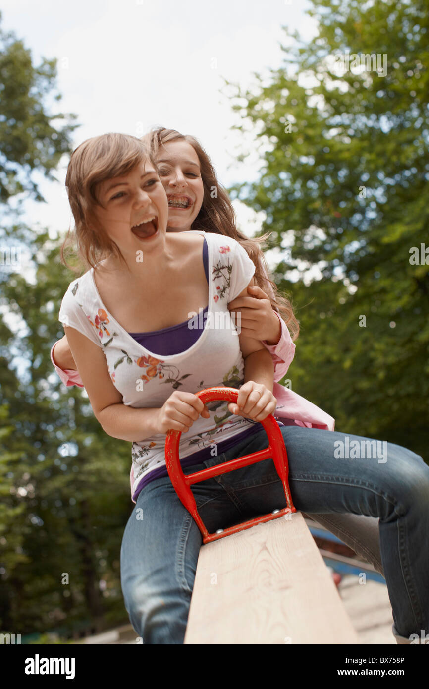 2 Mädchen Die Spaß Zusammen In Einem Park Stockfotografie Alamy 
