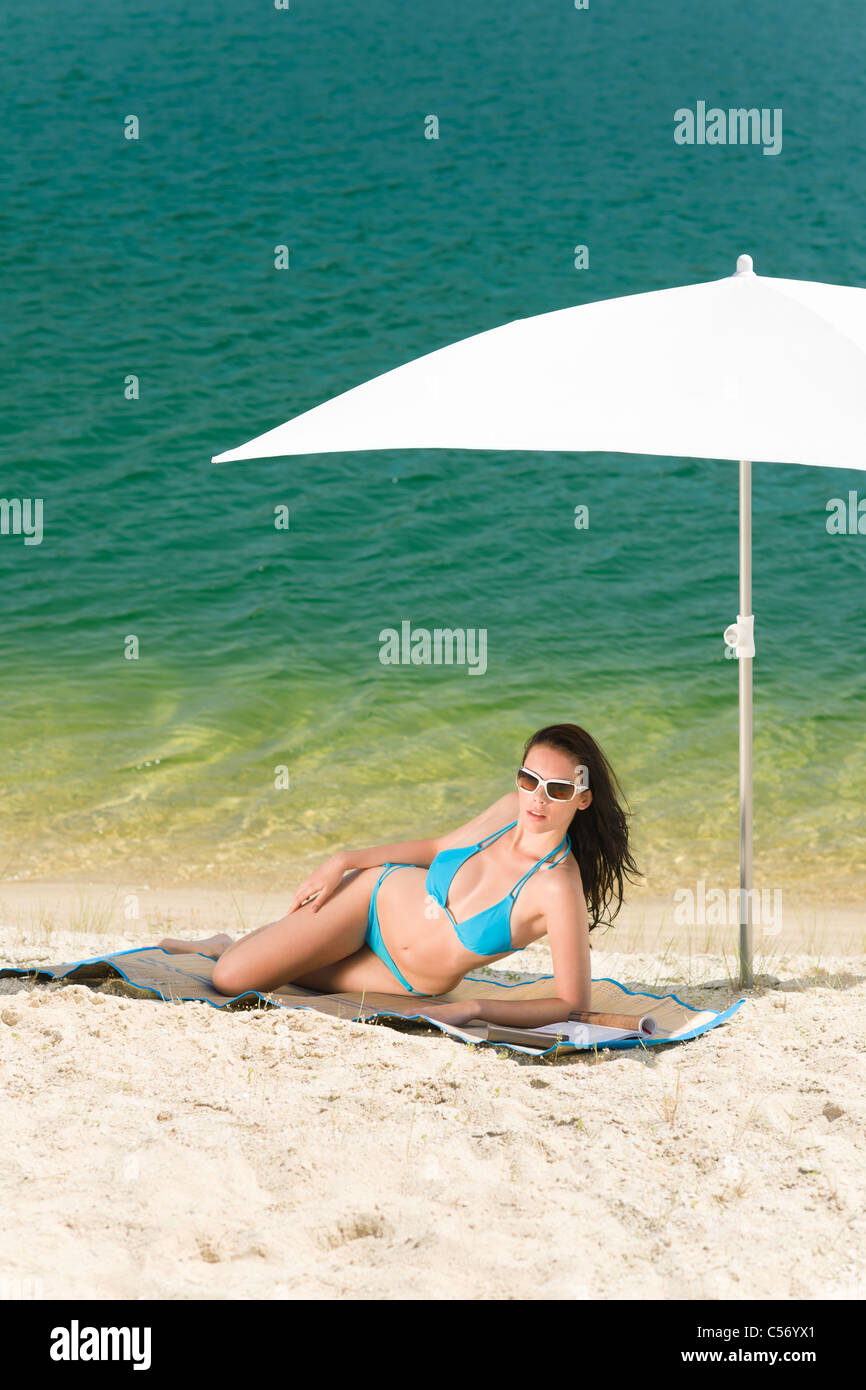 Sommer Frau Im Bikini Am Strand Sonnenbaden Unter Sonnenschirm Allein Stockfotografie Alamy 