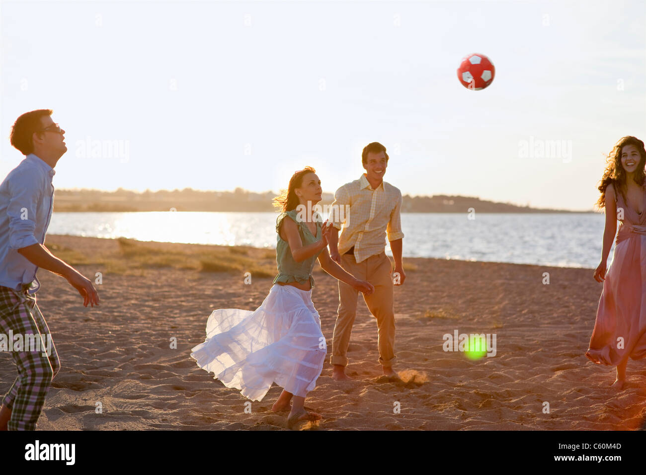 Menschen Spielen Mit Fußball Am Strand Stockfotografie Alamy