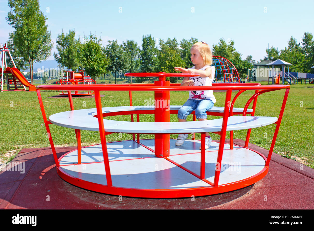 Kleine Mädchen Spielen Auf Das Karussell Spielplatz Stockfotografie Alamy 
