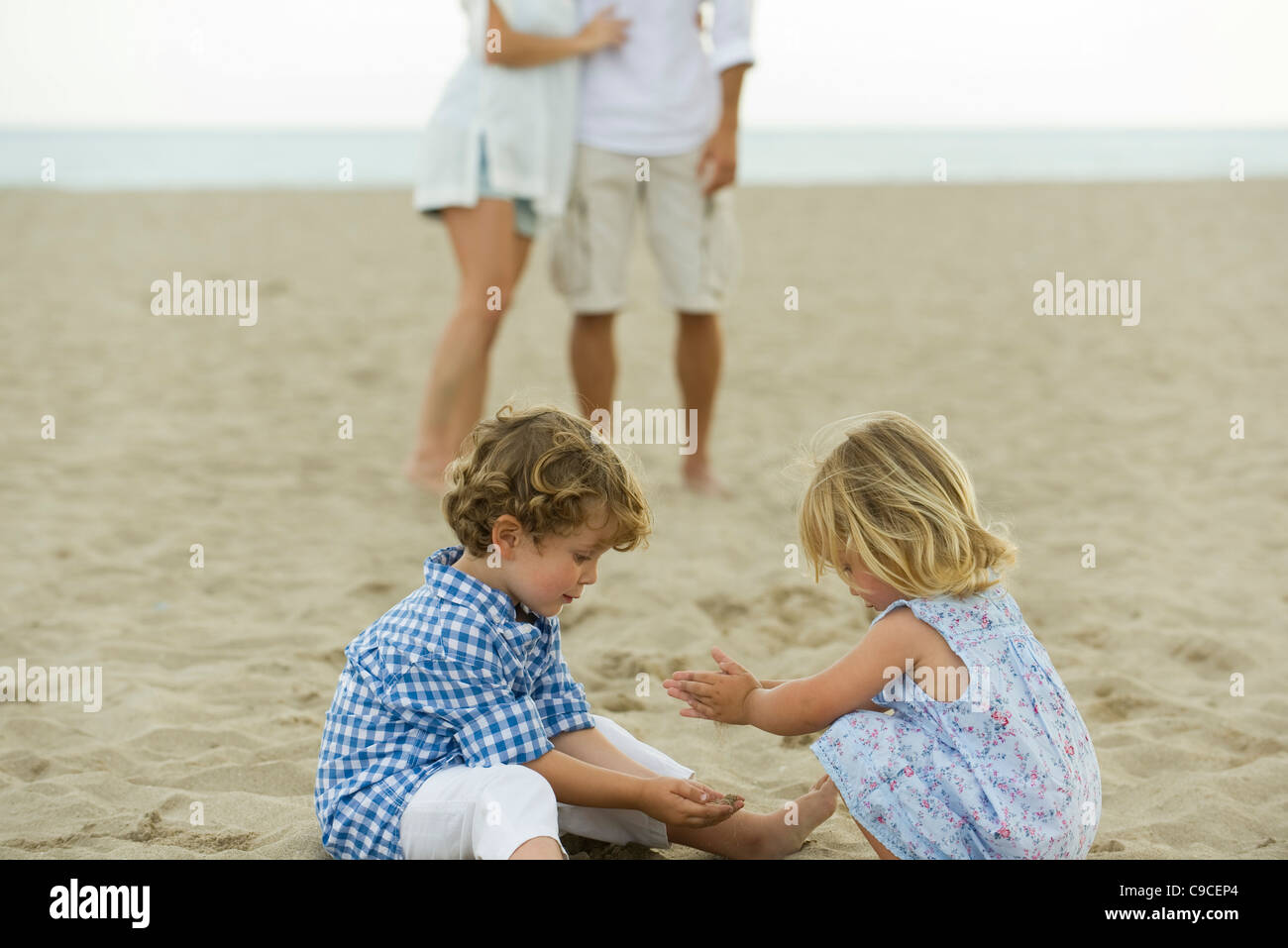 Kinder Spielen Im Sand Am Strand Stockfotografie Alamy