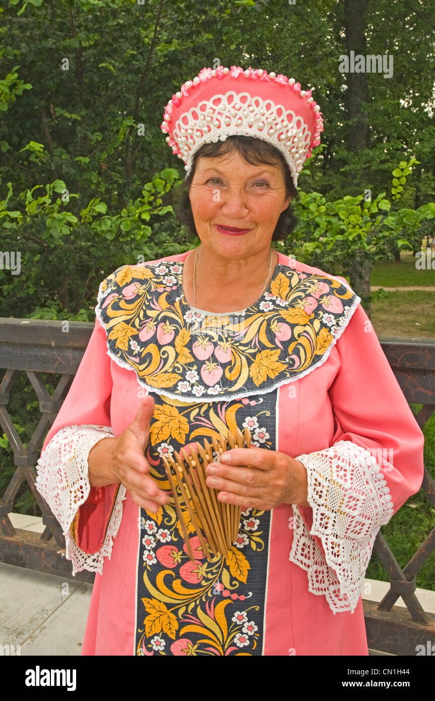 Russland Uglitsch Russische Frau In Traditioneller Kleidung Stockfotografie Alamy 3879