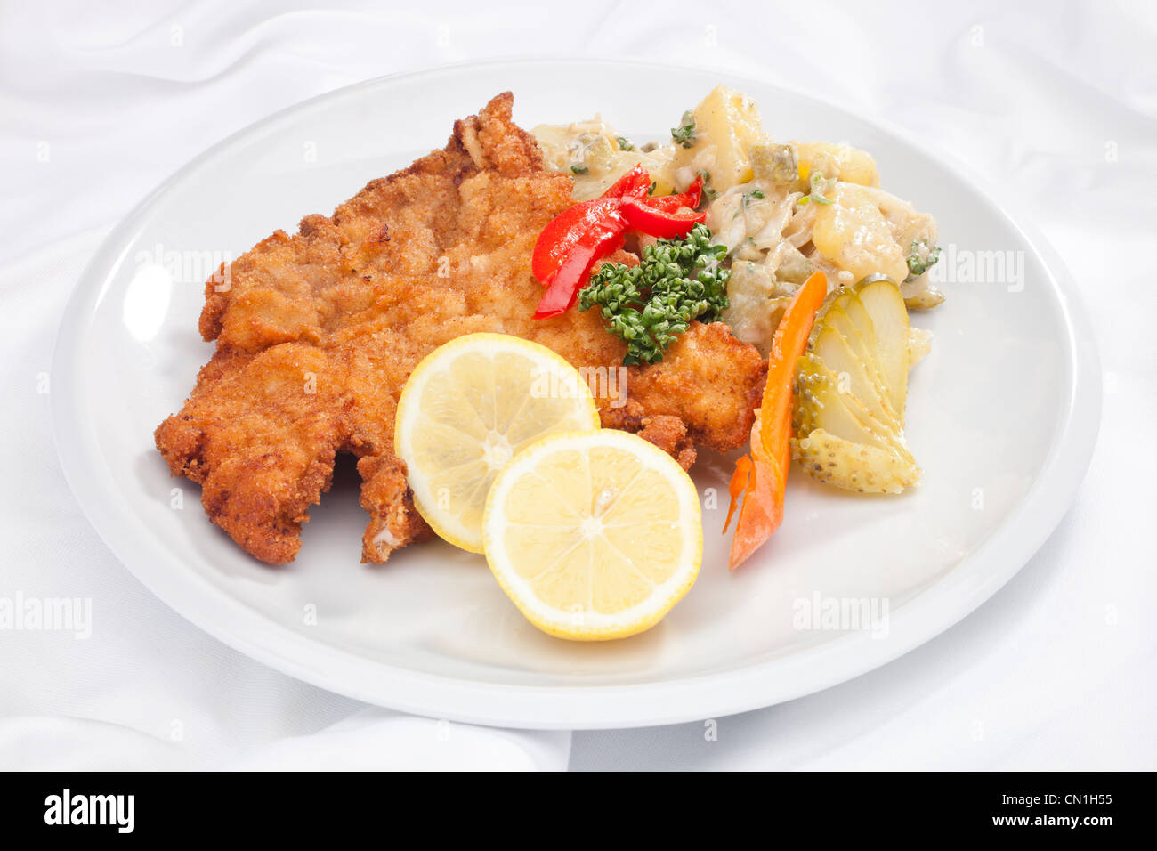 Wiener Schnitzel mit Kartoffel Salat Vienna Stockfotografie - Alamy