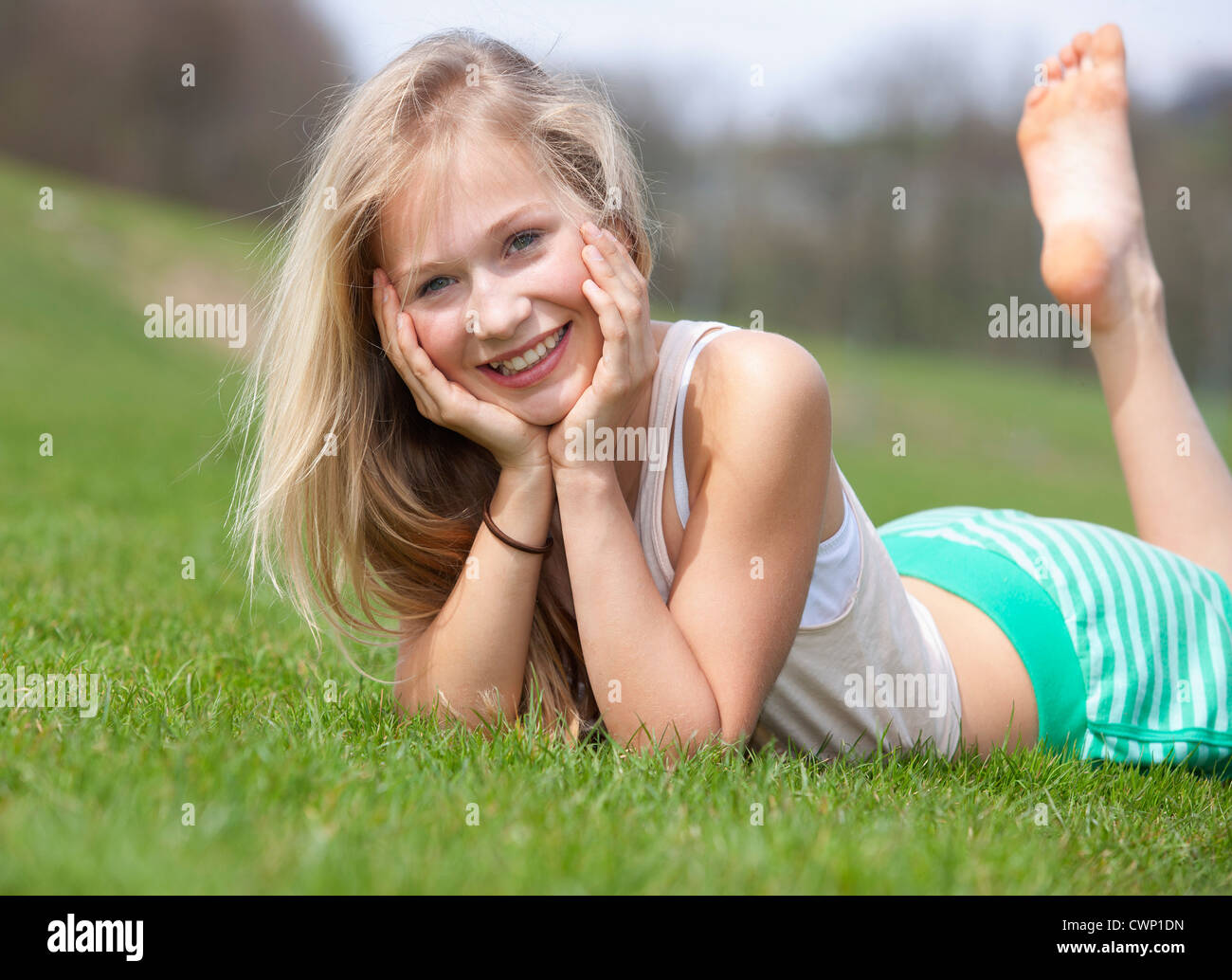 Österreich Teenage Mädchen Liegen Auf Wiese Lächeln Porträt Stockfotografie Alamy 