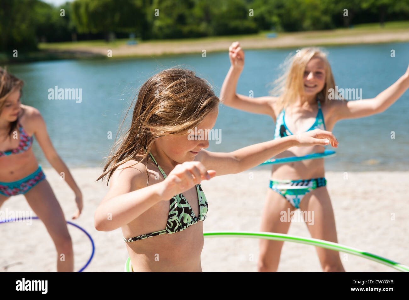 Drei Mädchen In Bikinis Mit Hula Hoops Am Badesee Stockfotografie Alamy 