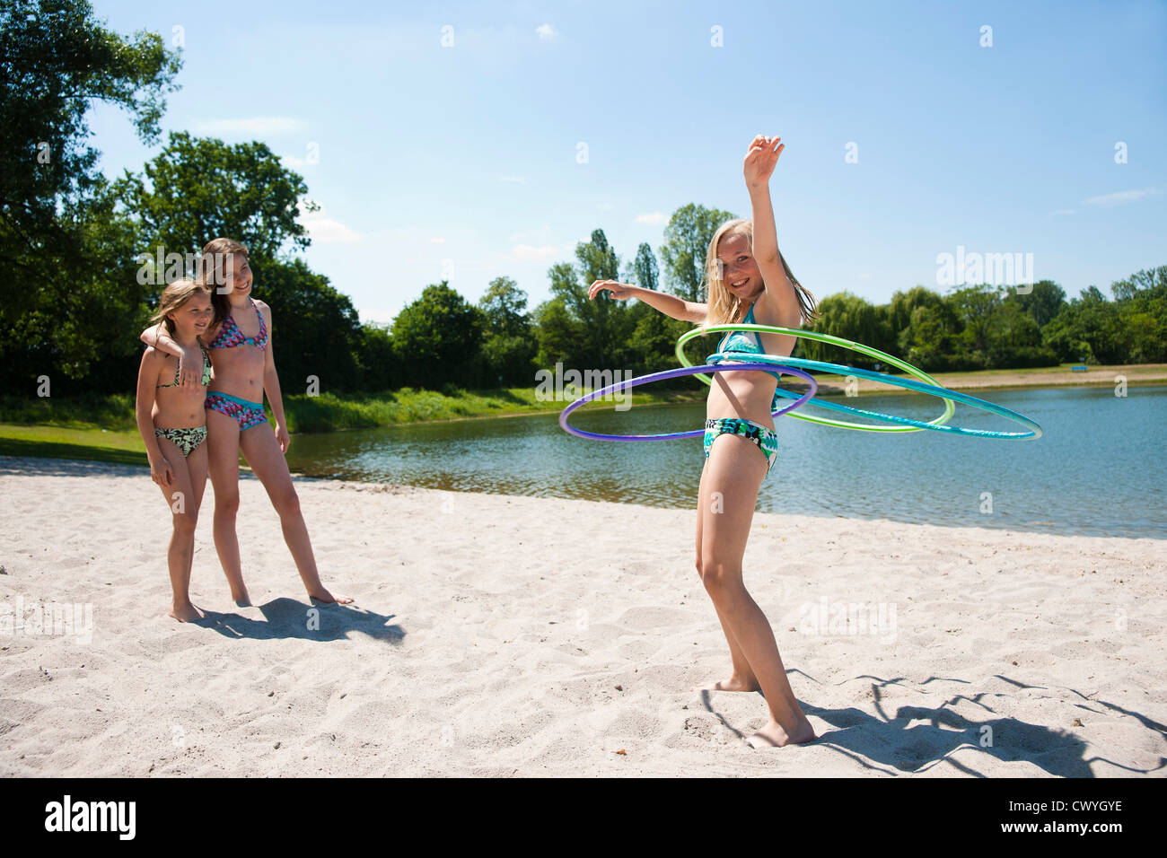 Drei Mädchen In Bikinis Mit Hula Hoop Am Badesee Stockfotografie Alamy 