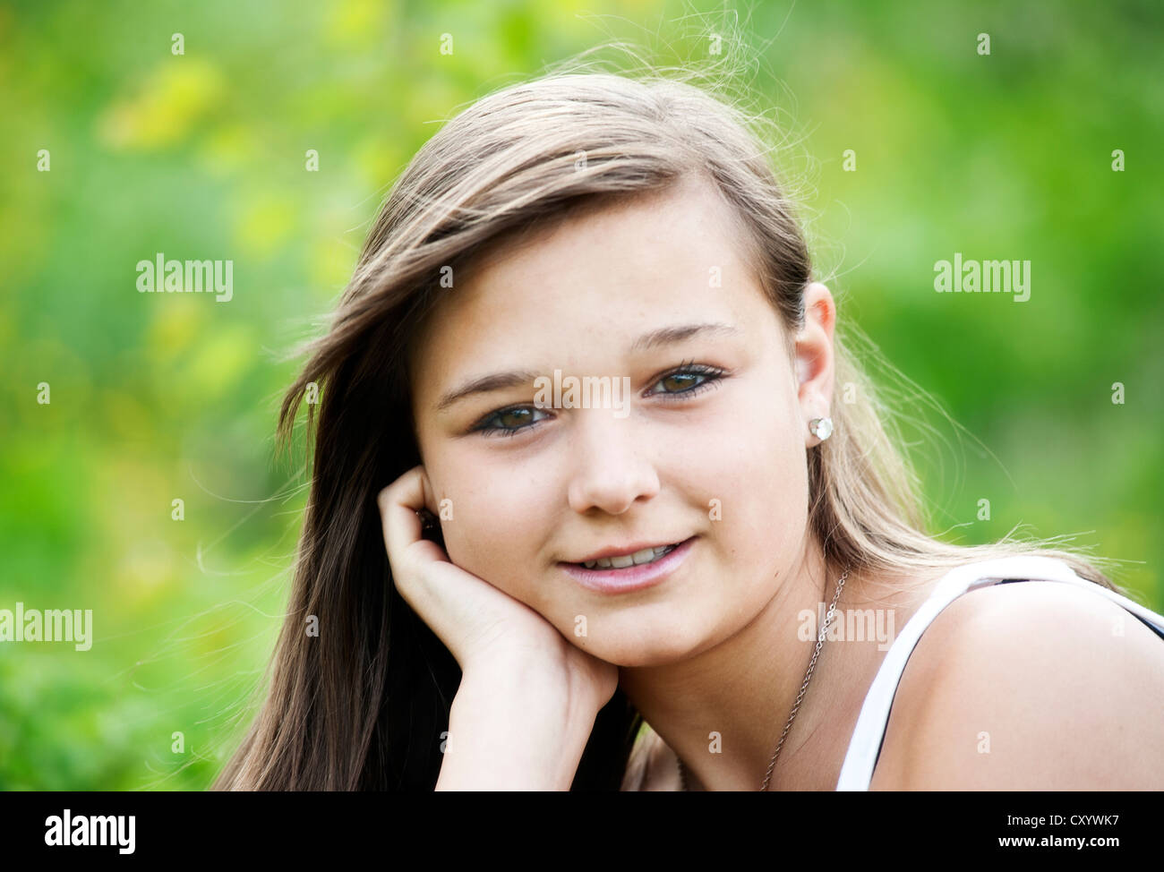 Mädchen 14 Jahre Lächeln Porträt Stockfotografie Alamy 2431