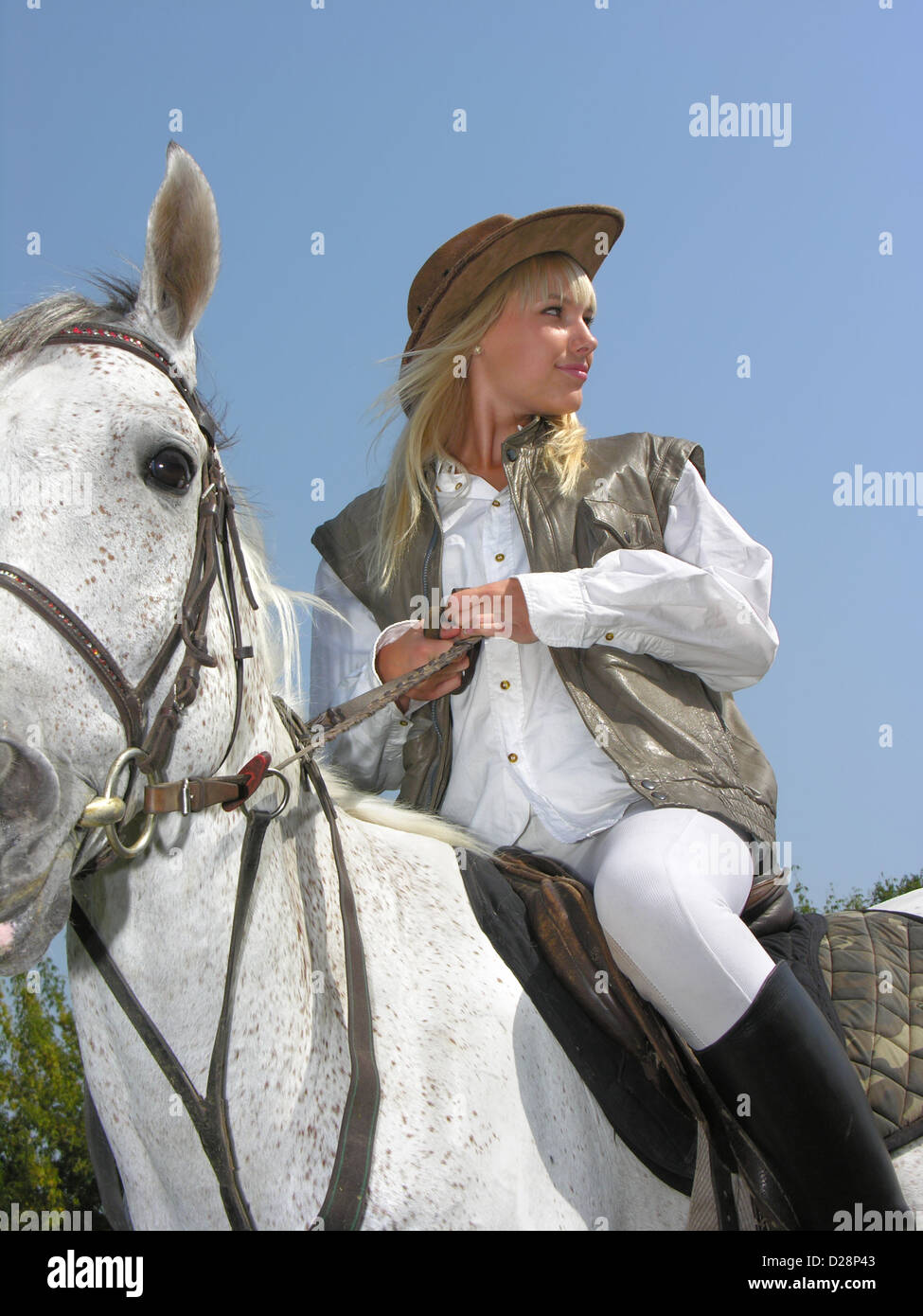 Junge Cowgirl Reiten Im Sommertag Stockfotografie Alamy 