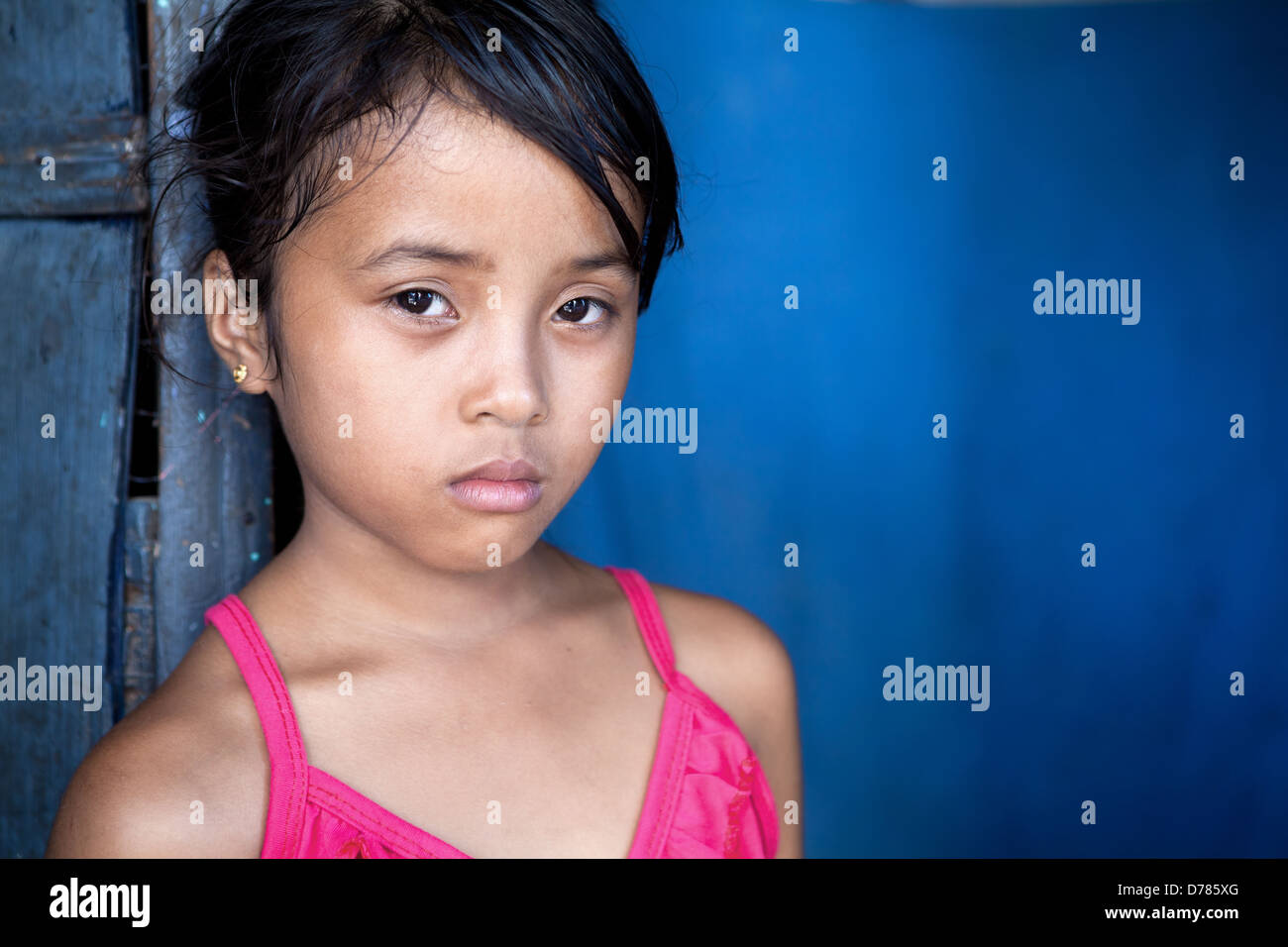Junge Filipina Mädchen 8 Jahre Alt Mit Traurig Und Düster Ausdruck über Blau Armut In Den 5956