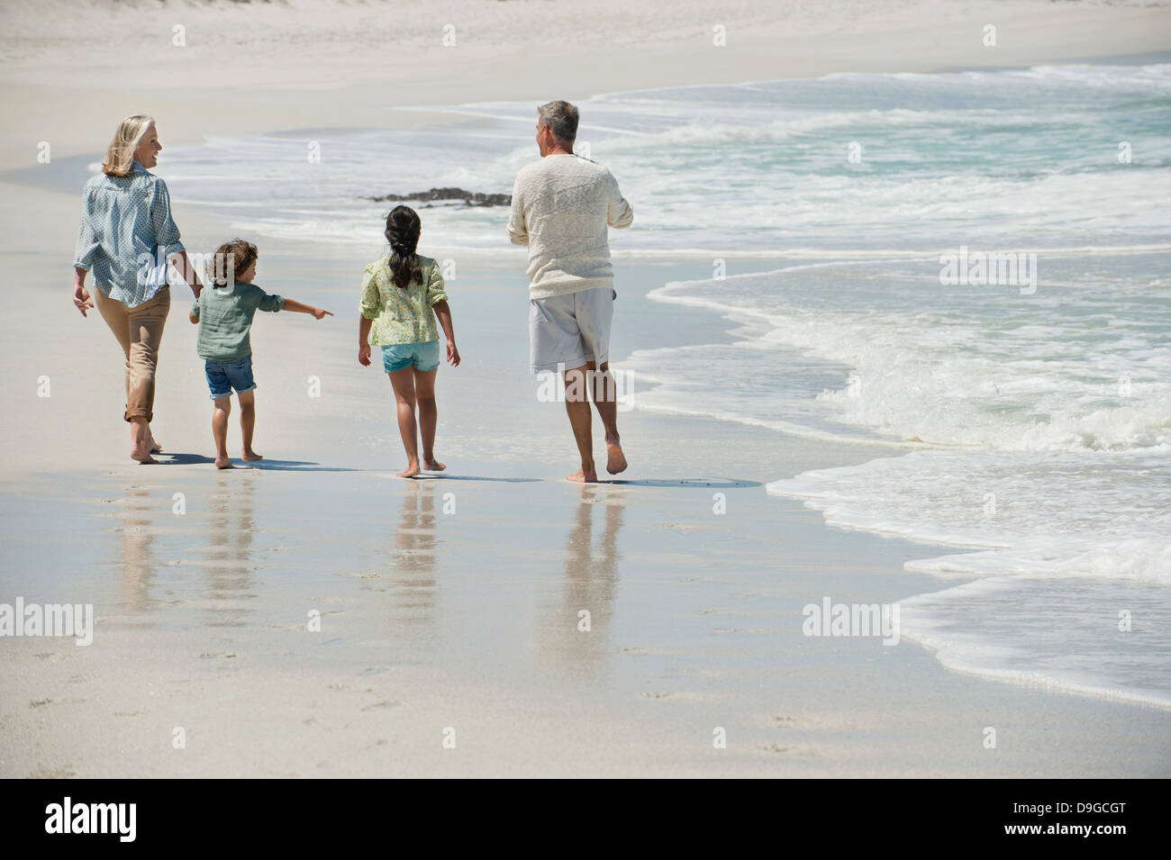 Kinder Bei Den Großeltern Zu Fuß Am Strand Stockfotografie Alamy 