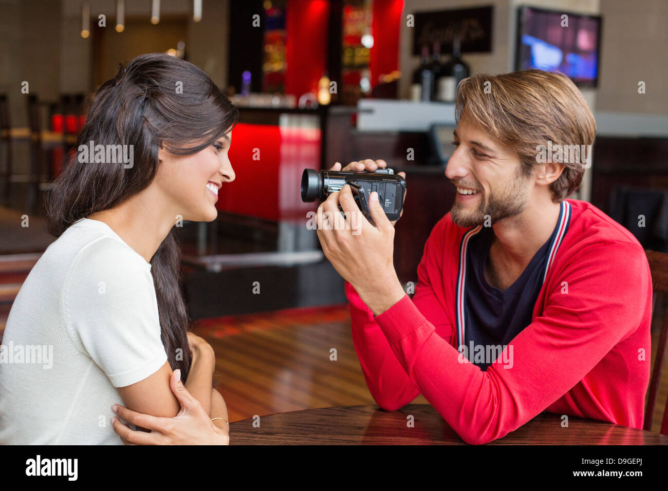 Mann Filmt Seine Freundin Mit Einer Home Video Kamera Stockfotografie Alamy 