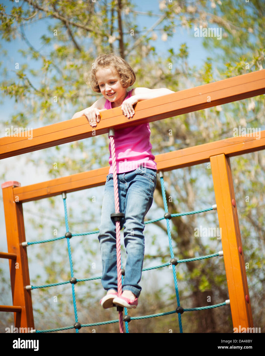 Junge Mädchen Stehen An Der Spitze Des Seils Und Klettergerüst Stockfotografie Alamy 